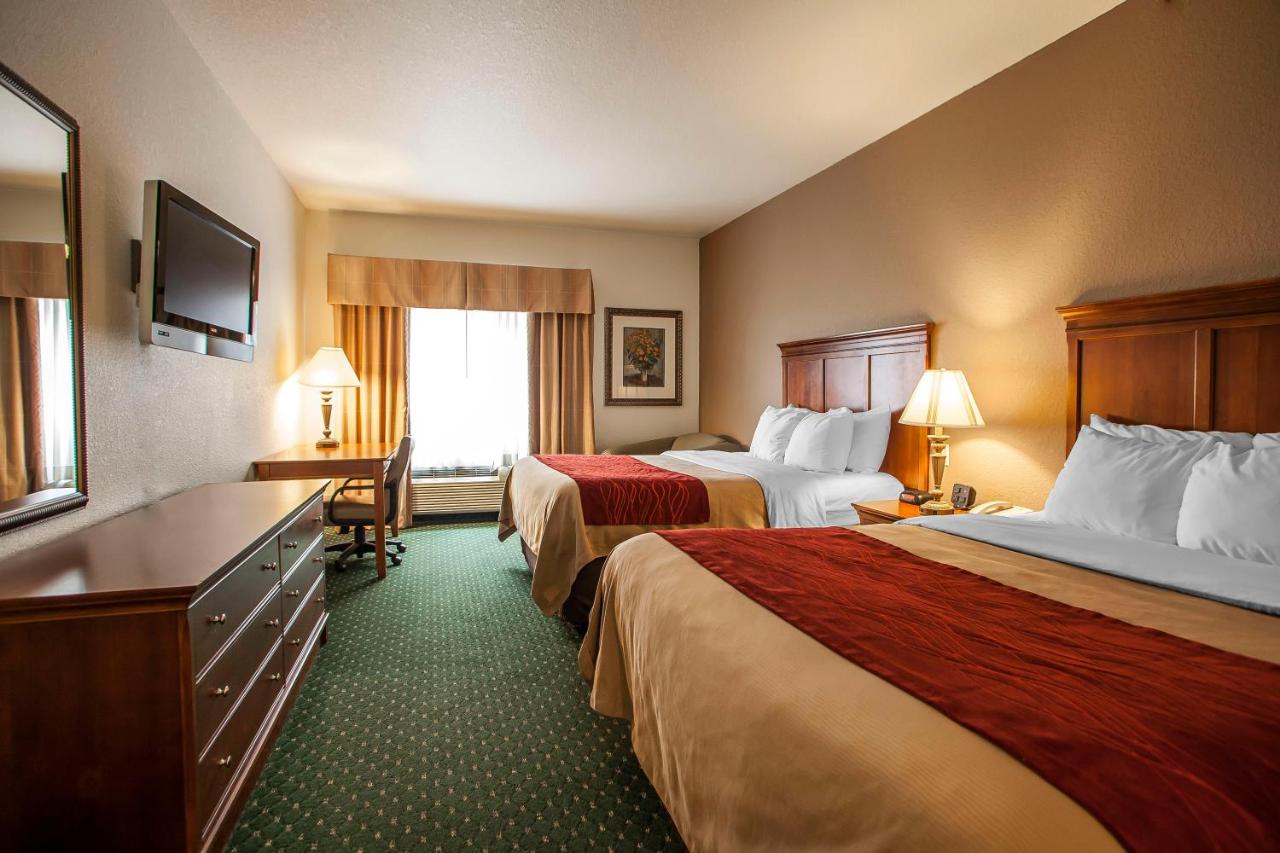 Queen Room with Two Queen Beds at Comfort Inn & Suites Davenport - Quad Cities