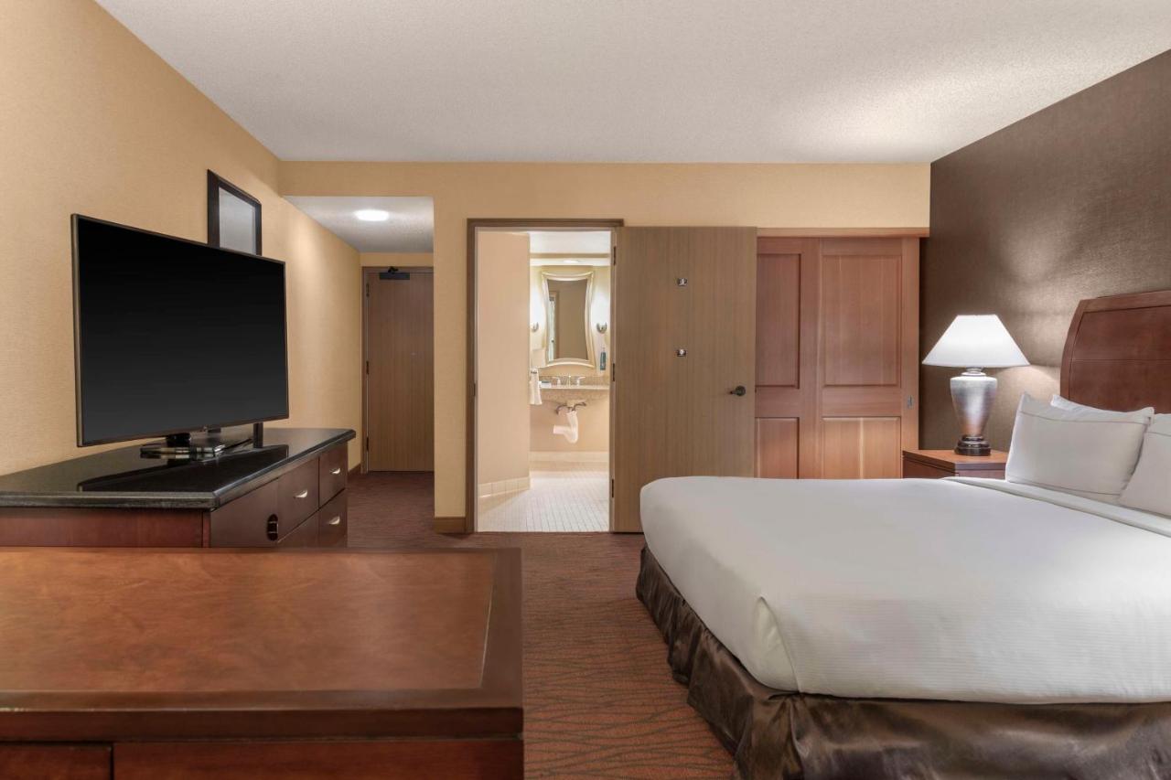 King Room with Bath Tub - Mobility/Hearing Accessible at Hilton Orange County/Costa Mesa