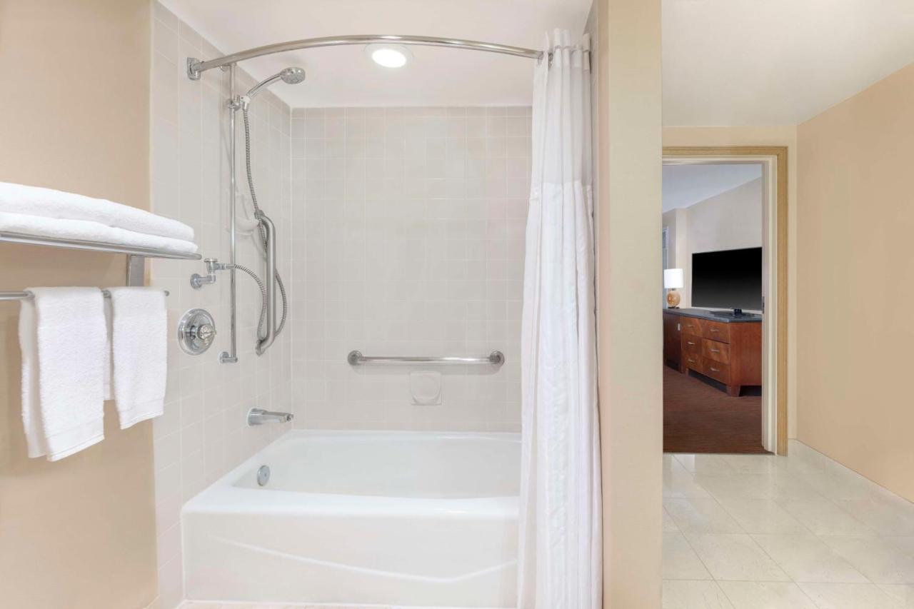King Room with Bath Tub - Mobility/Hearing Accessible at Hilton Orange County/Costa Mesa