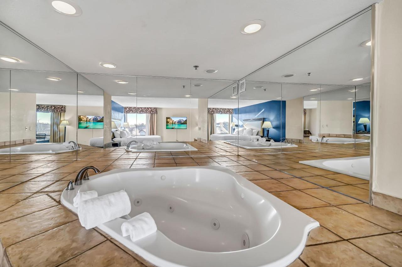 King Suite with Whirlpool - Non-Smoking at Holiday Inn Chicago - Schaumburg by IHG