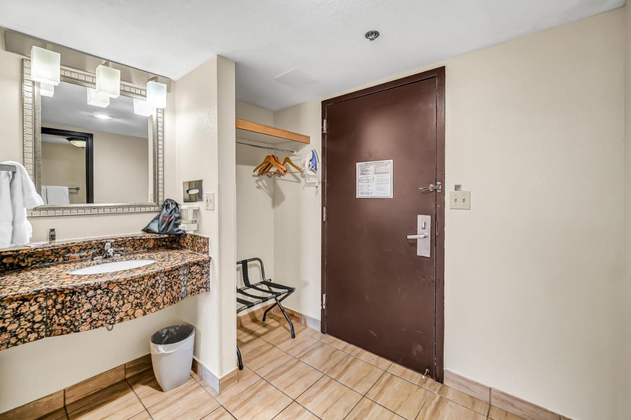 Queen Room - Disability Access/Non-Smoking at Holiday Inn Chicago - Schaumburg by IHG