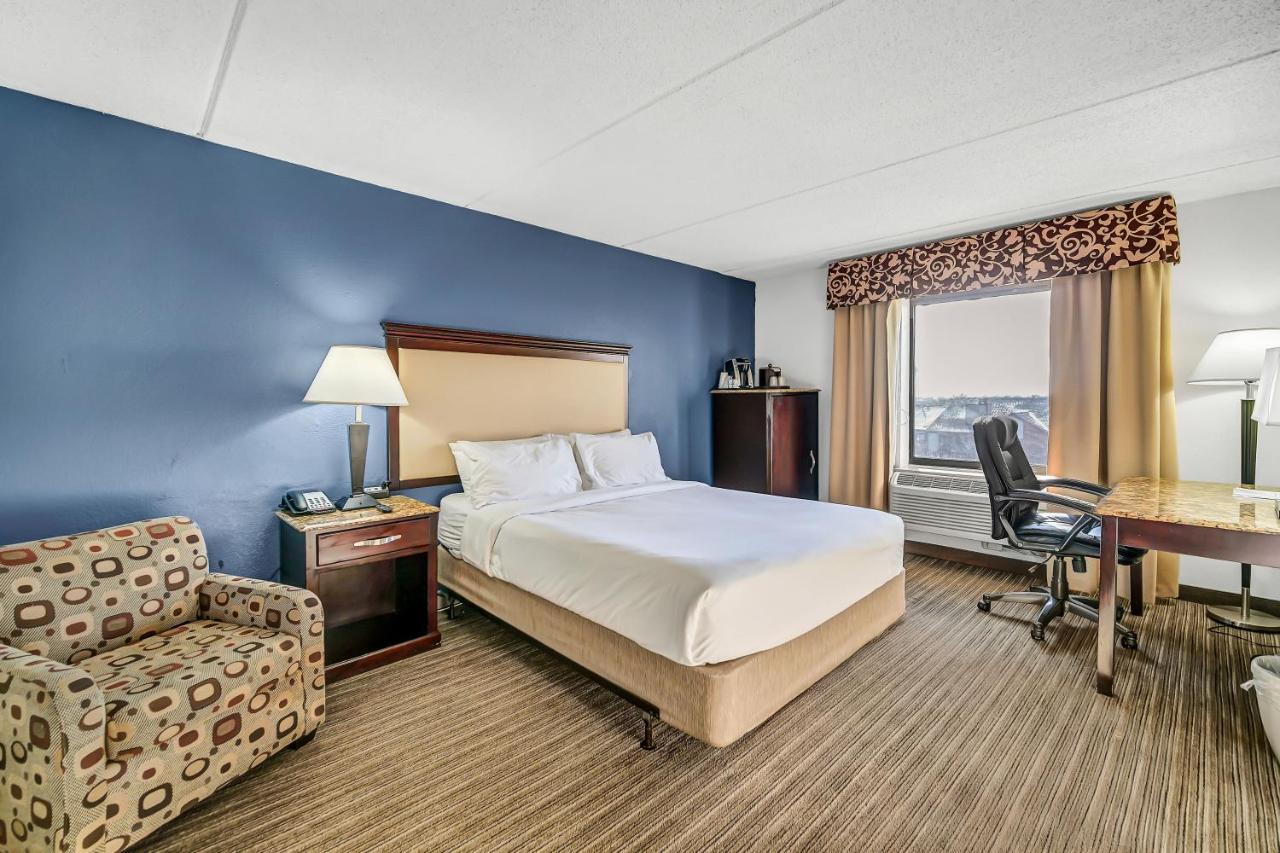 | Holiday Inn Chicago - Schaumburg, an IHG Hotel