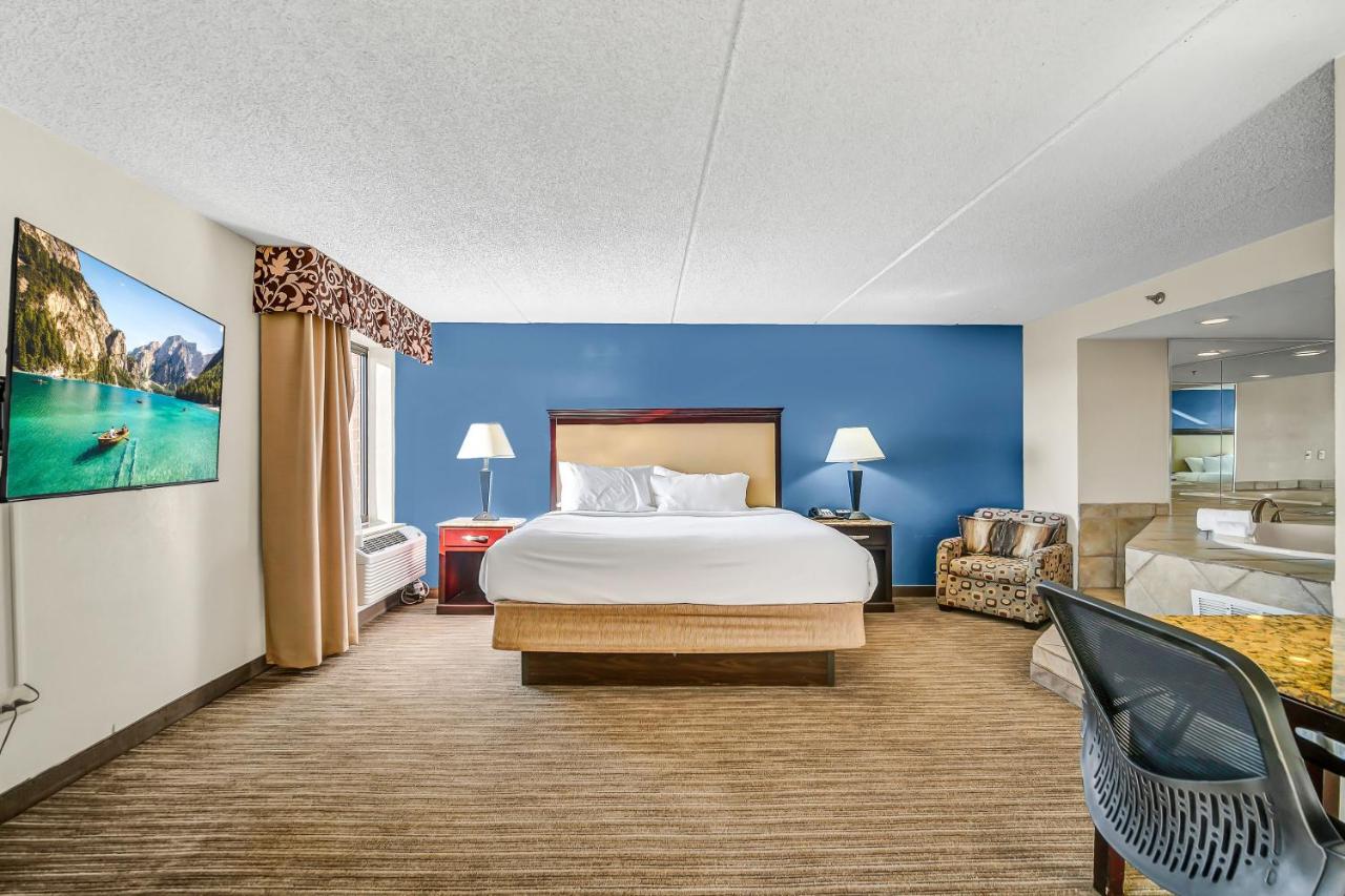 King Suite with Whirlpool - Non-Smoking at Holiday Inn Chicago - Schaumburg by IHG