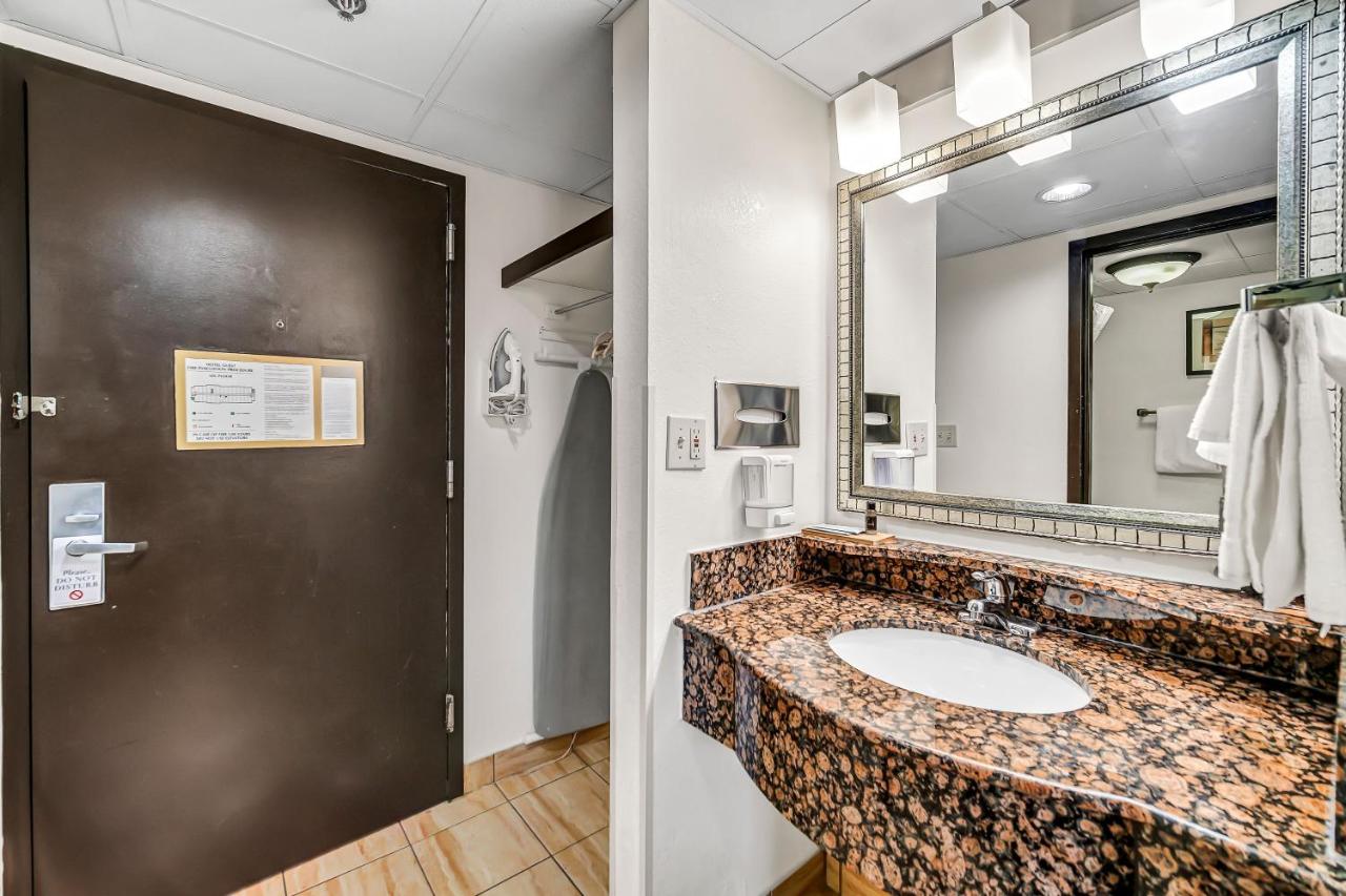 Queen Room with Roll-In Shower - Disability Access/Non-Smoking at Holiday Inn Chicago - Schaumburg by IHG