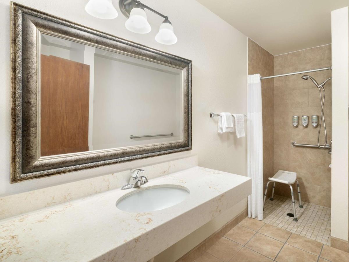King Room with Roll In Shower-Disabilty Access at Best Western Red Hills