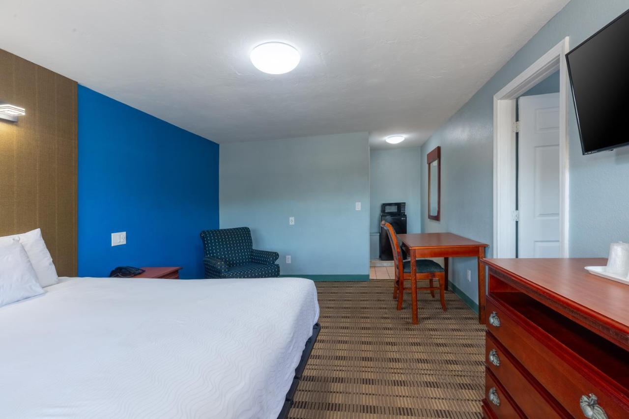 | Knights Inn North Attleboro