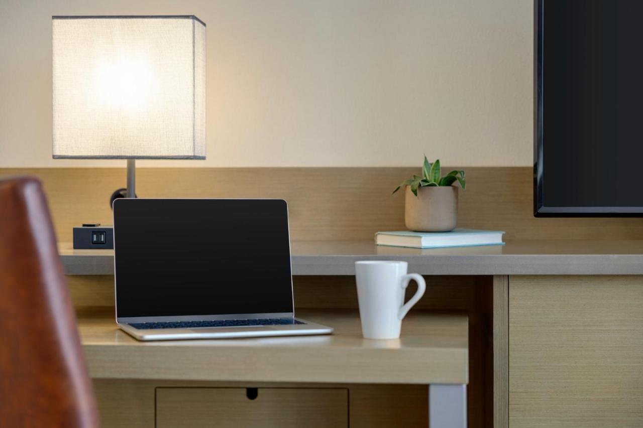 | Holiday Inn and Suites Nashville Broadway