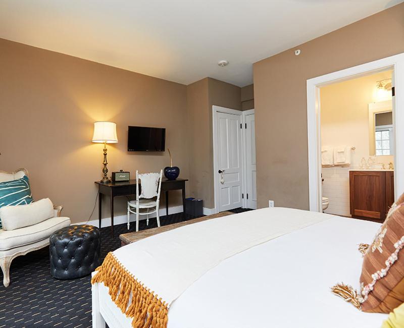 | Shelter Harbor Inn