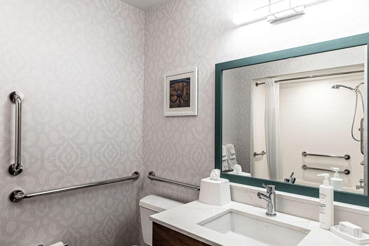 Queen Room with Two Queen Beds Accessible Tub - Non Smoking at Hampton Inn & Suites Charleston/West Ashley