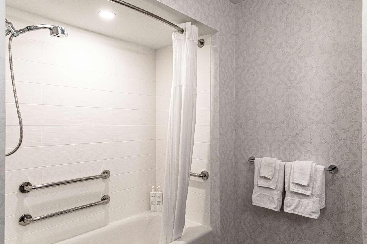 Queen Room with Two Queen Beds Accessible Tub - Non Smoking at Hampton Inn & Suites Charleston/West Ashley