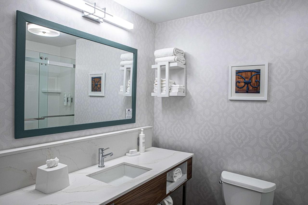 Deluxe King Room at Hampton Inn & Suites Charleston/West Ashley
