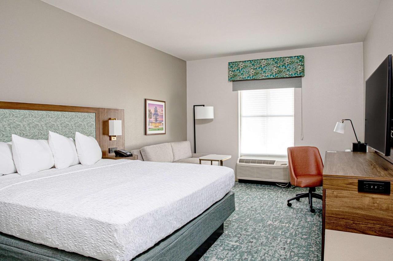 Deluxe King Room at Hampton Inn & Suites Charleston/West Ashley