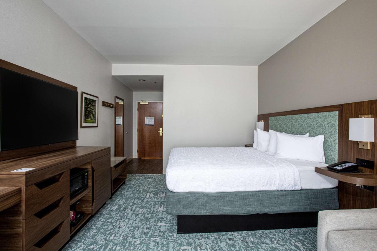 Deluxe King Room at Hampton Inn & Suites Charleston/West Ashley