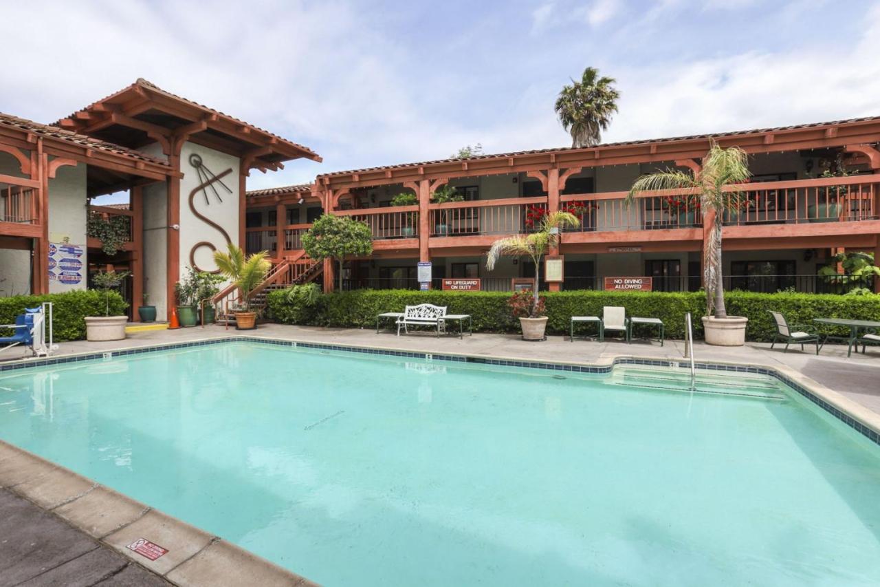 | Campbell Inn Hotel