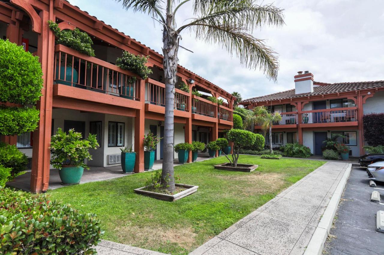 | Campbell Inn Hotel