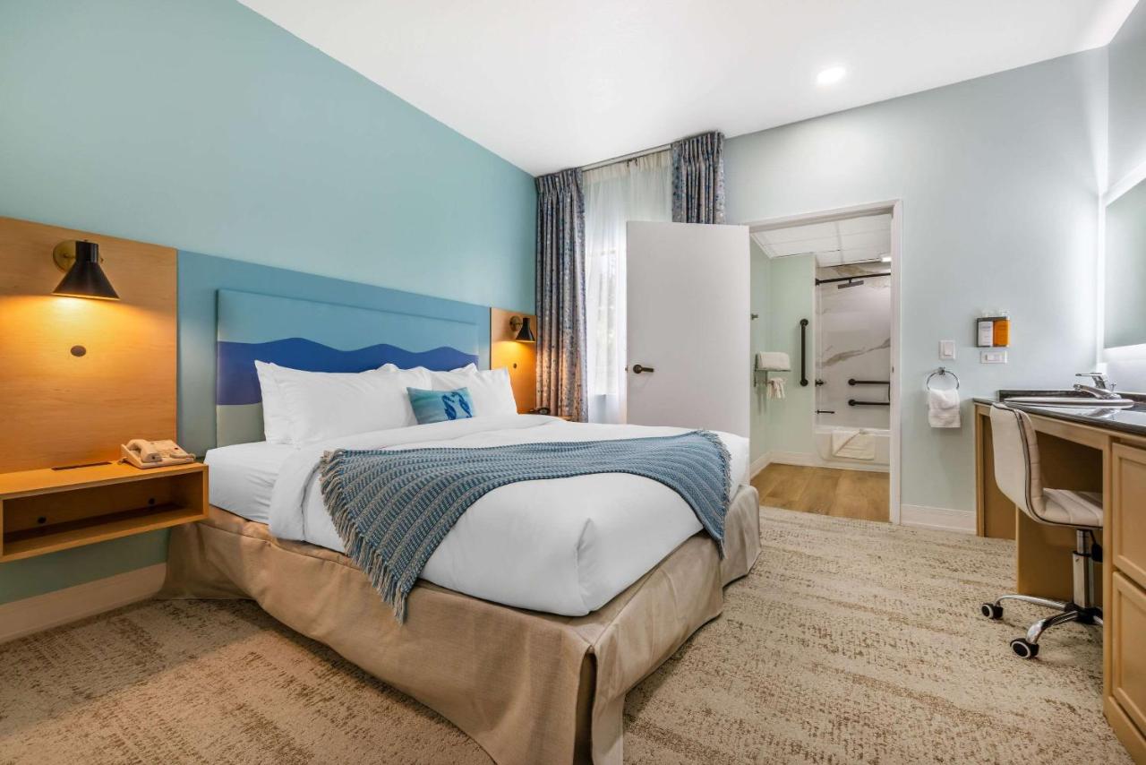 King Suite - Non-Smoking Pet Free at Quality Suites Downtown San Luis Obispo