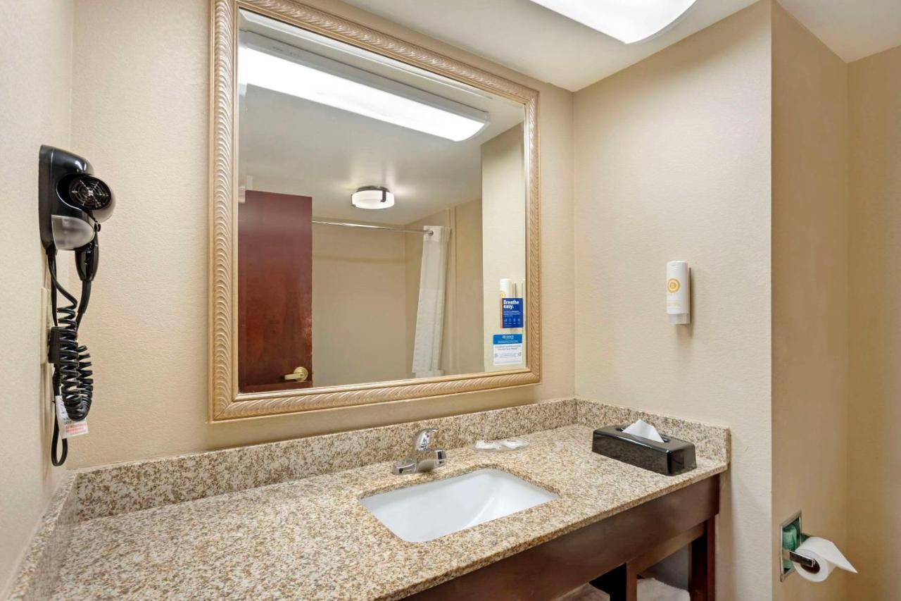 | Comfort Inn & Suites Carneys Point