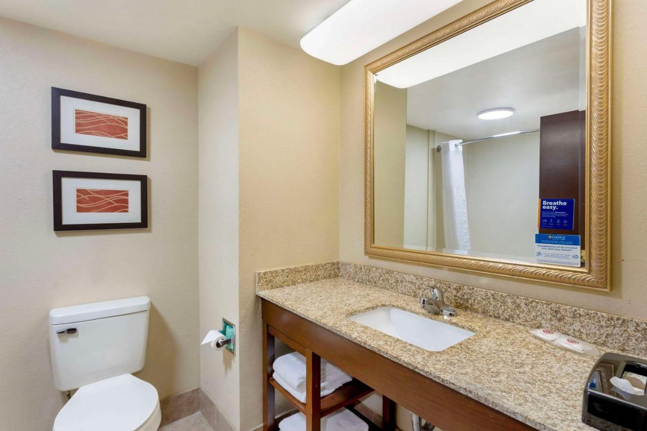 | Comfort Inn & Suites Carneys Point