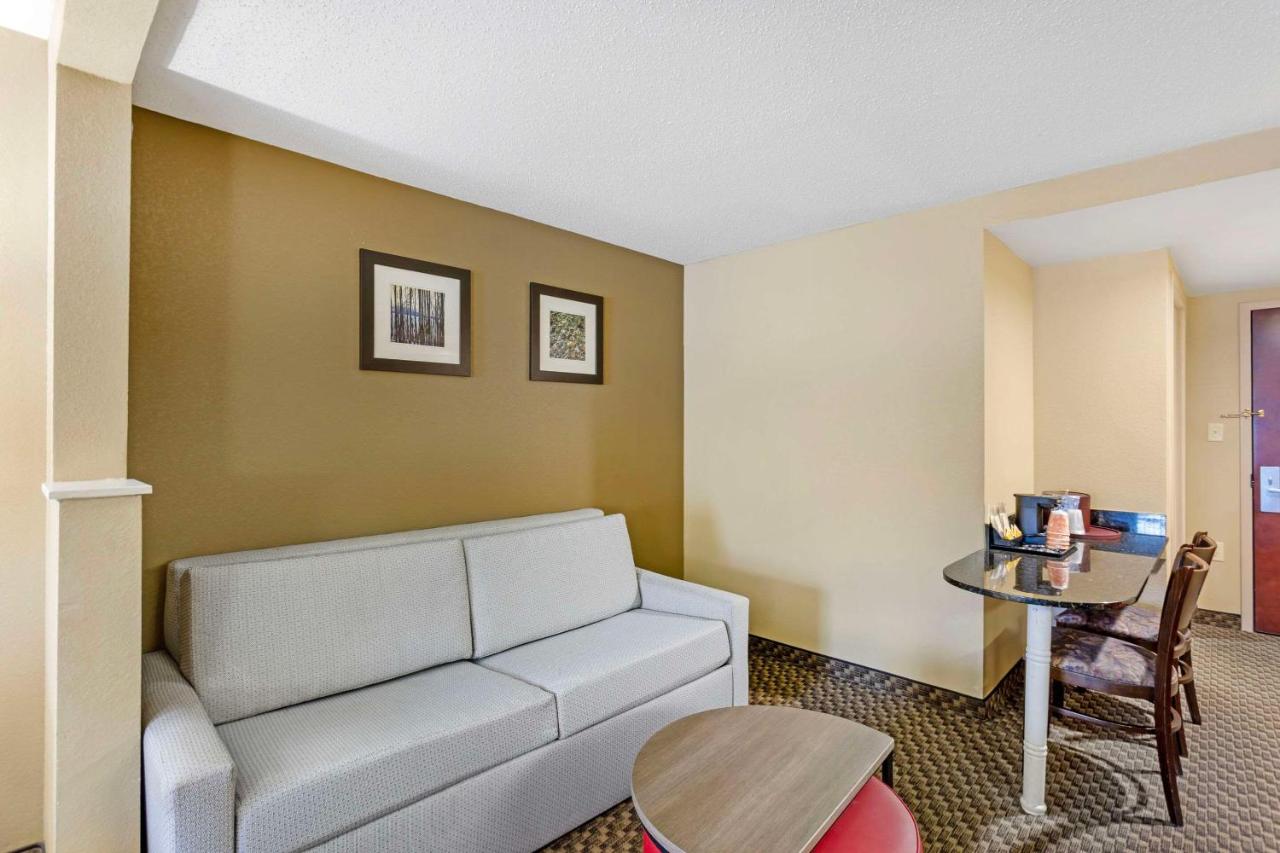 | Comfort Inn & Suites Carneys Point