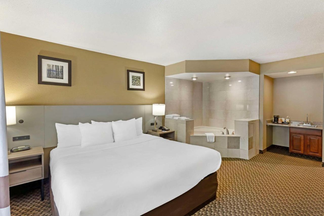 | Comfort Inn & Suites Carneys Point