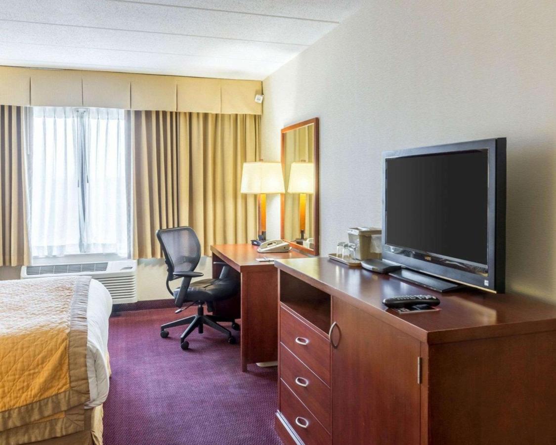 Queen Room with Two Queen Beds - Non-Smoking at Clarion Hotel Somerset - New Brunswick