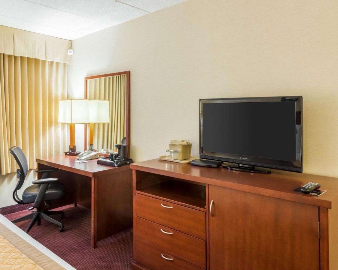 King Room - Non-Smoking at Clarion Hotel Somerset - New Brunswick