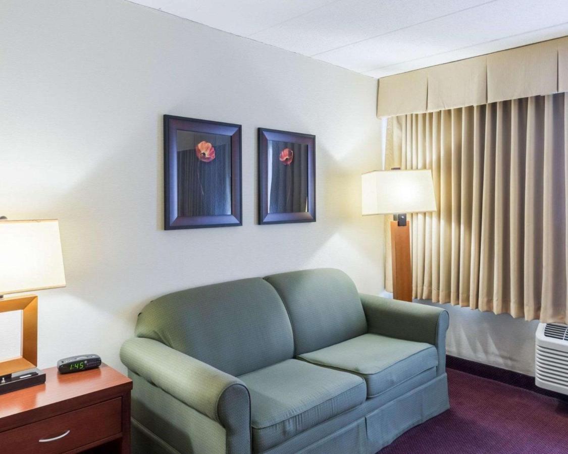 King Room with Sofa Bed at Clarion Hotel Somerset - New Brunswick