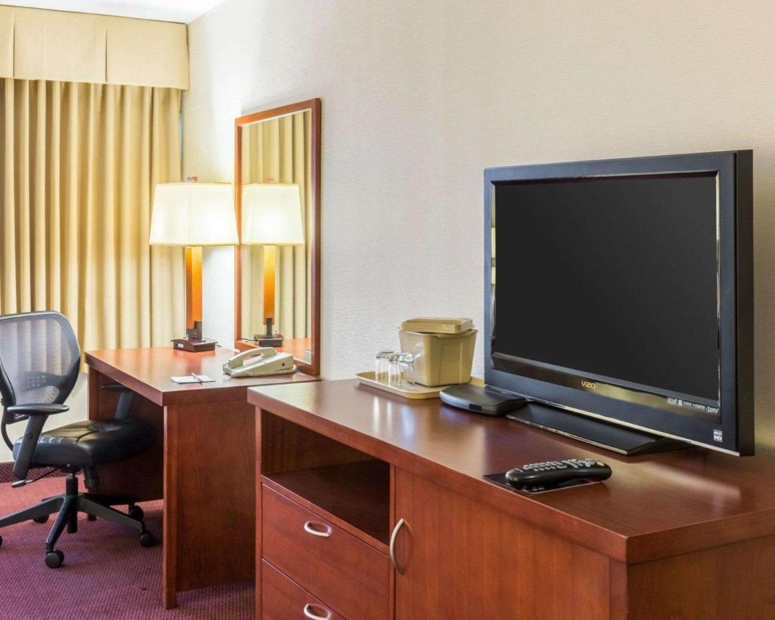King Room - Non-Smoking at Clarion Hotel Somerset - New Brunswick