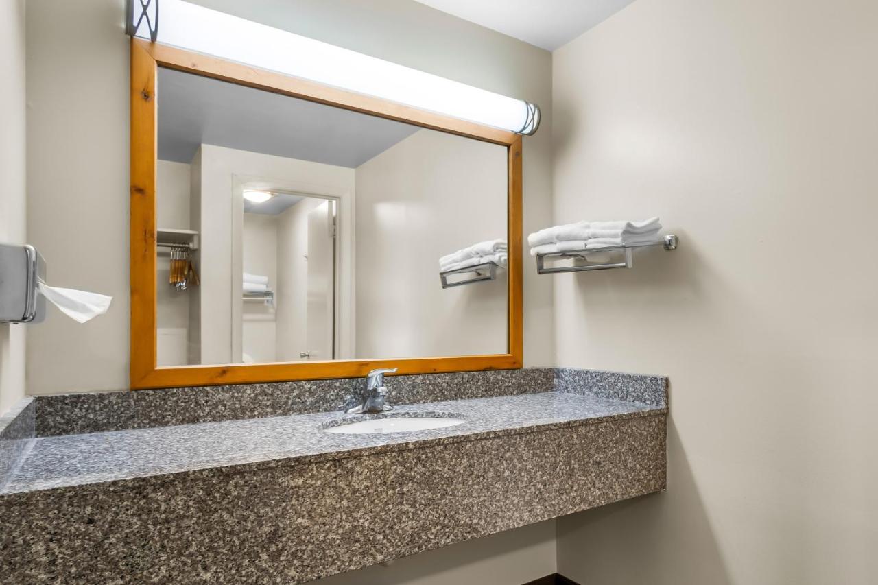 King Room at Best Western Lee's Motor Inn