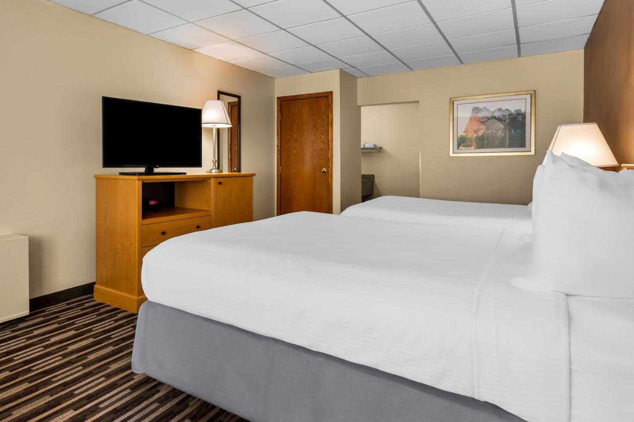 Queen Room with Two Queen Beds - Second Floor/Non-Smoking at Best Western Lee's Motor Inn