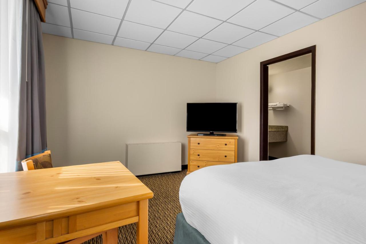 Queen Room at Best Western Lee's Motor Inn