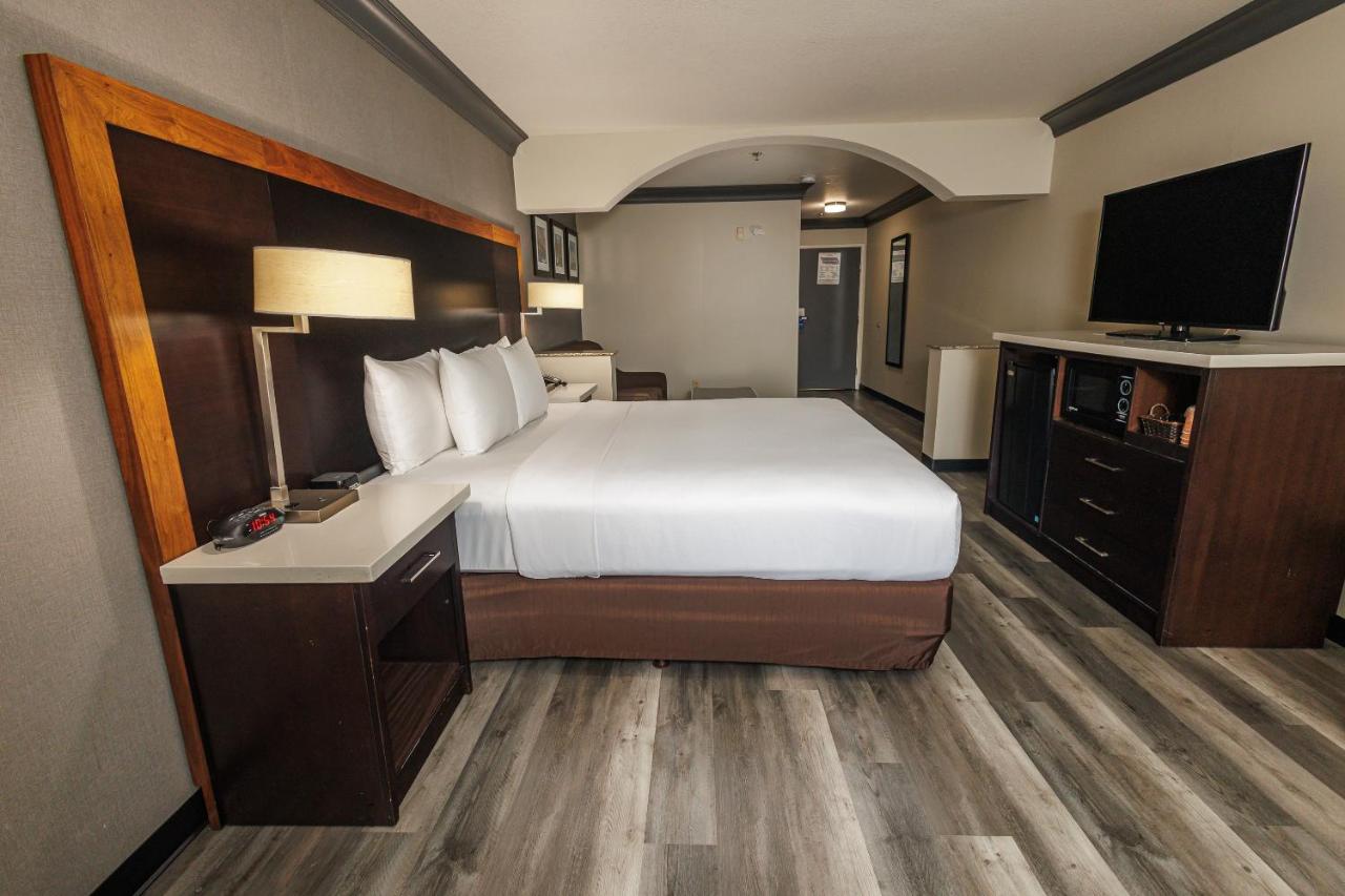 Deluxe Suite King Room at Comfort Inn & Suites Near Universal - N. Hollywood - Burbank