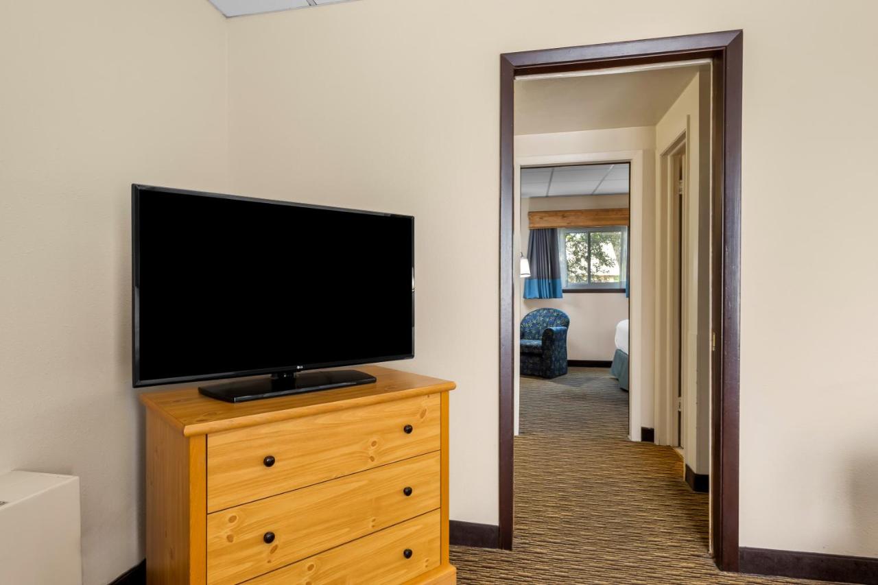 Two-Bedroom Queen Suite - Ground Floor/Non-Smoking at Best Western Lee's Motor Inn