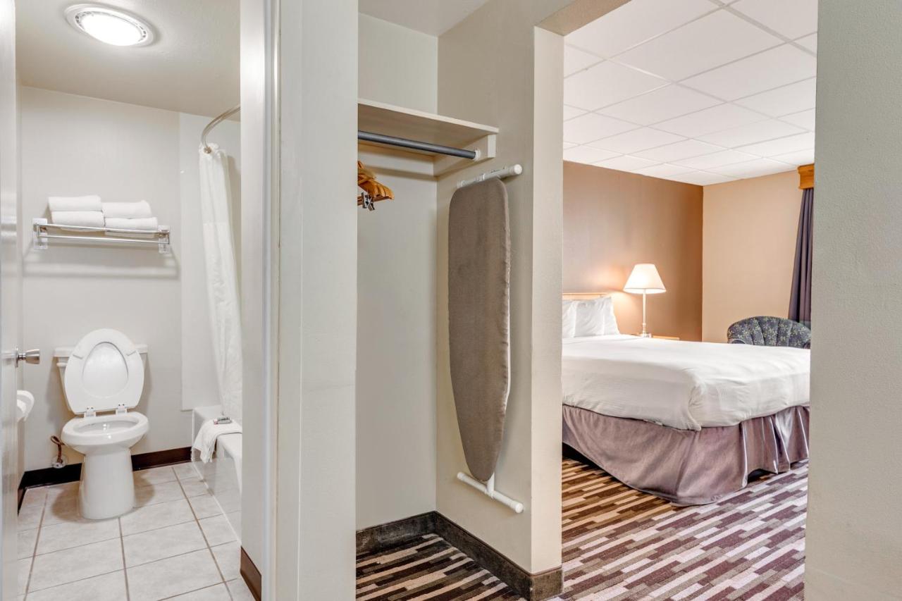 King Room at Best Western Lee's Motor Inn