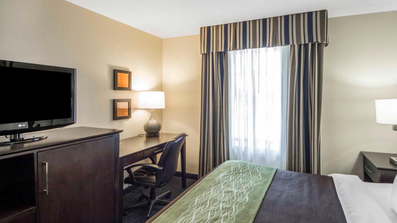 Deluxe King Room at Quality Inn Tulsa - Downtown West