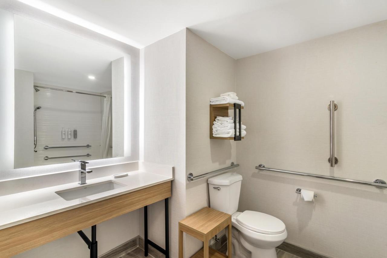King Room - Disability Access with Bath Tub Non-Smoking at Hampton Inn Atlanta - Stockbridge