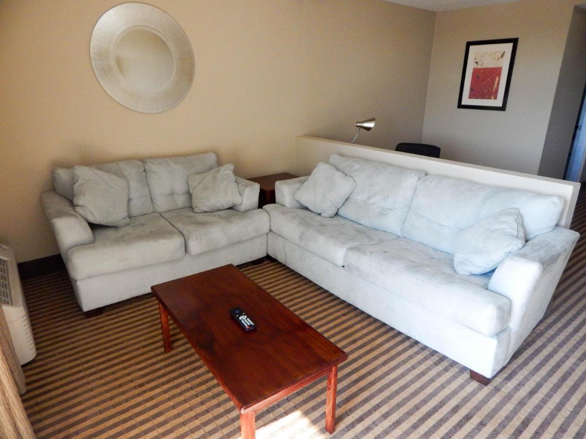 Deluxe King Suite at Howard Johnson by Wyndham Arlington Ballpark / Six Flags