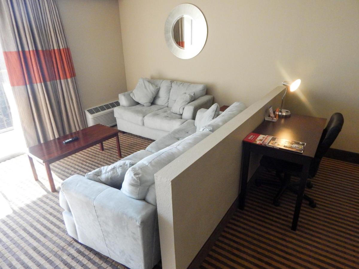 Deluxe King Suite at Howard Johnson by Wyndham Arlington Ballpark / Six Flags