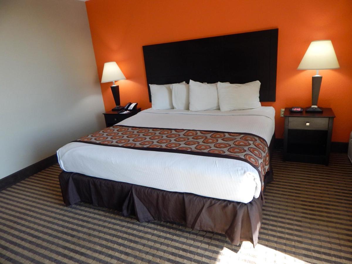 King Room - Non-Smoking at Howard Johnson by Wyndham Arlington Ballpark / Six Flags