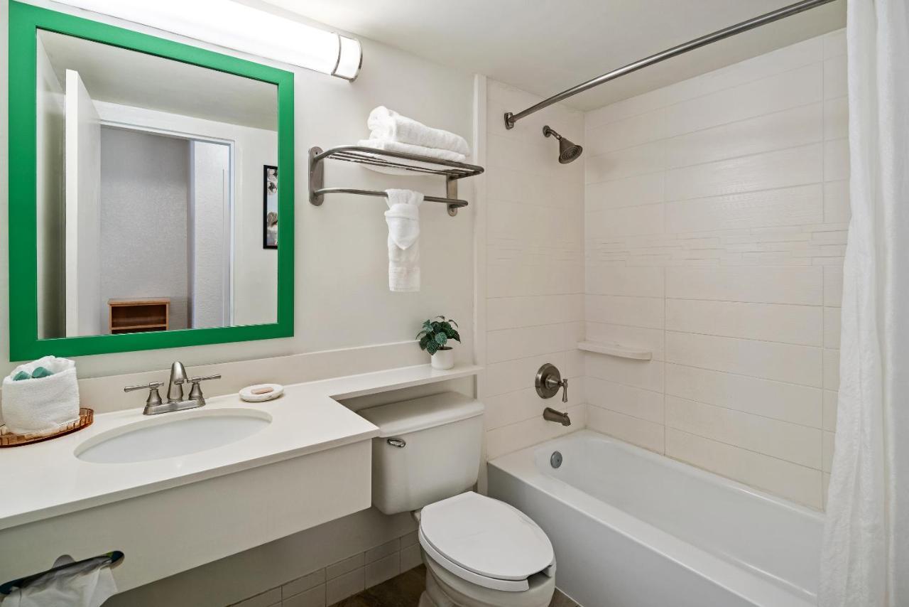 King Room with King Bed and Balcony - Bayfront/Non-Smoking at Palm Tree Club Miami Hotel