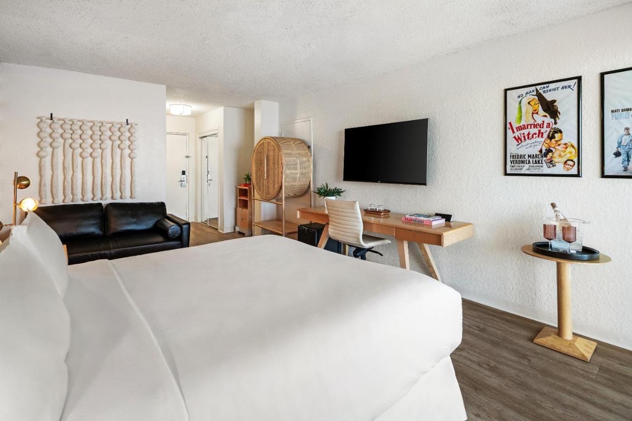 King Room with King Bed and Balcony - Bayfront/Non-Smoking at Palm Tree Club Miami Hotel