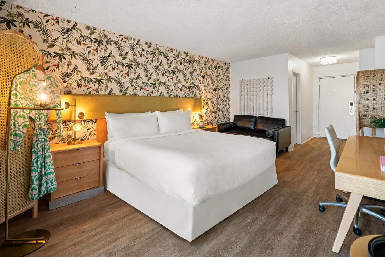 King Room with King Bed and Balcony - Bayfront/Non-Smoking at Palm Tree Club Miami Hotel