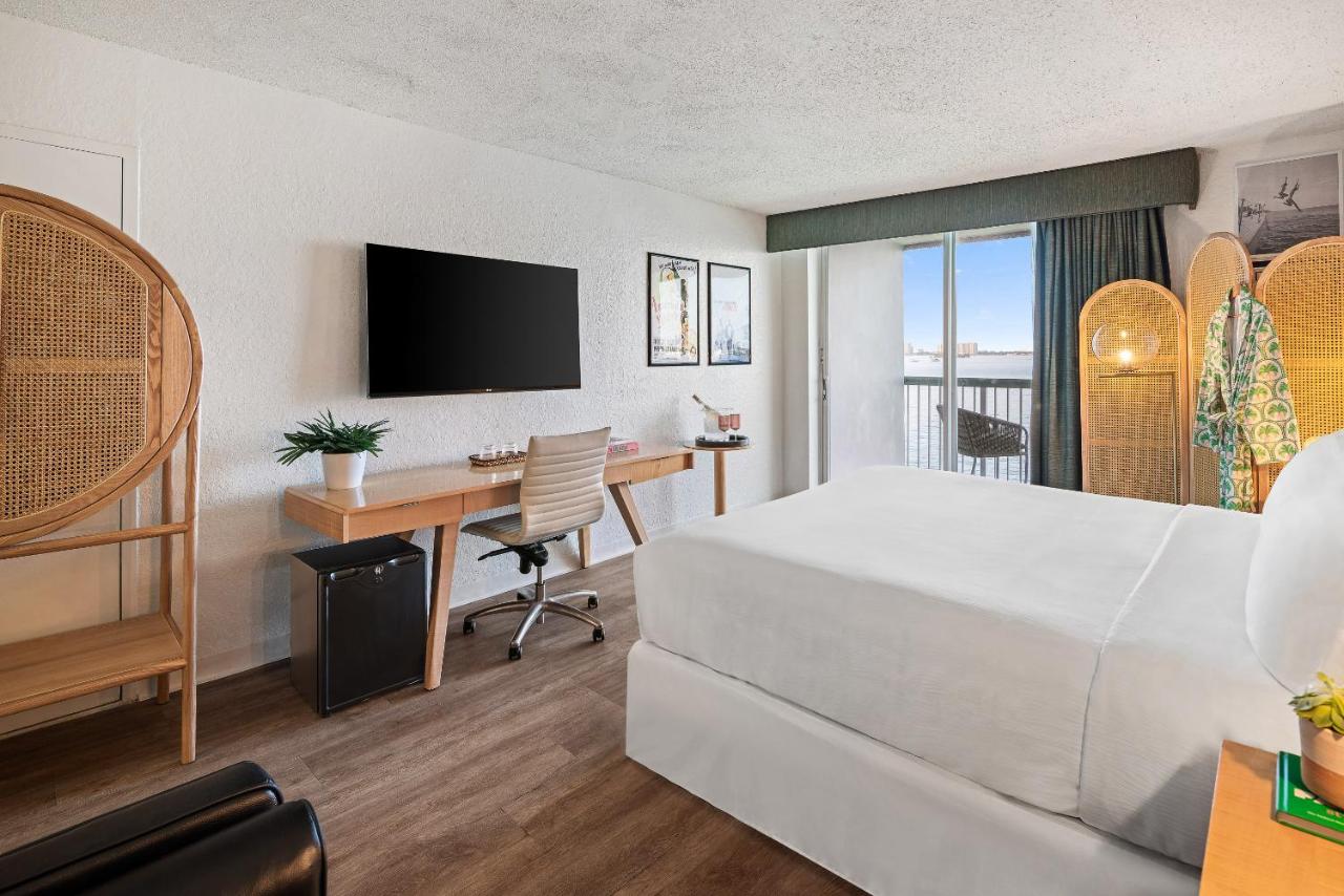 King Room with King Bed and Balcony - Bayfront/Non-Smoking at Palm Tree Club Miami Hotel