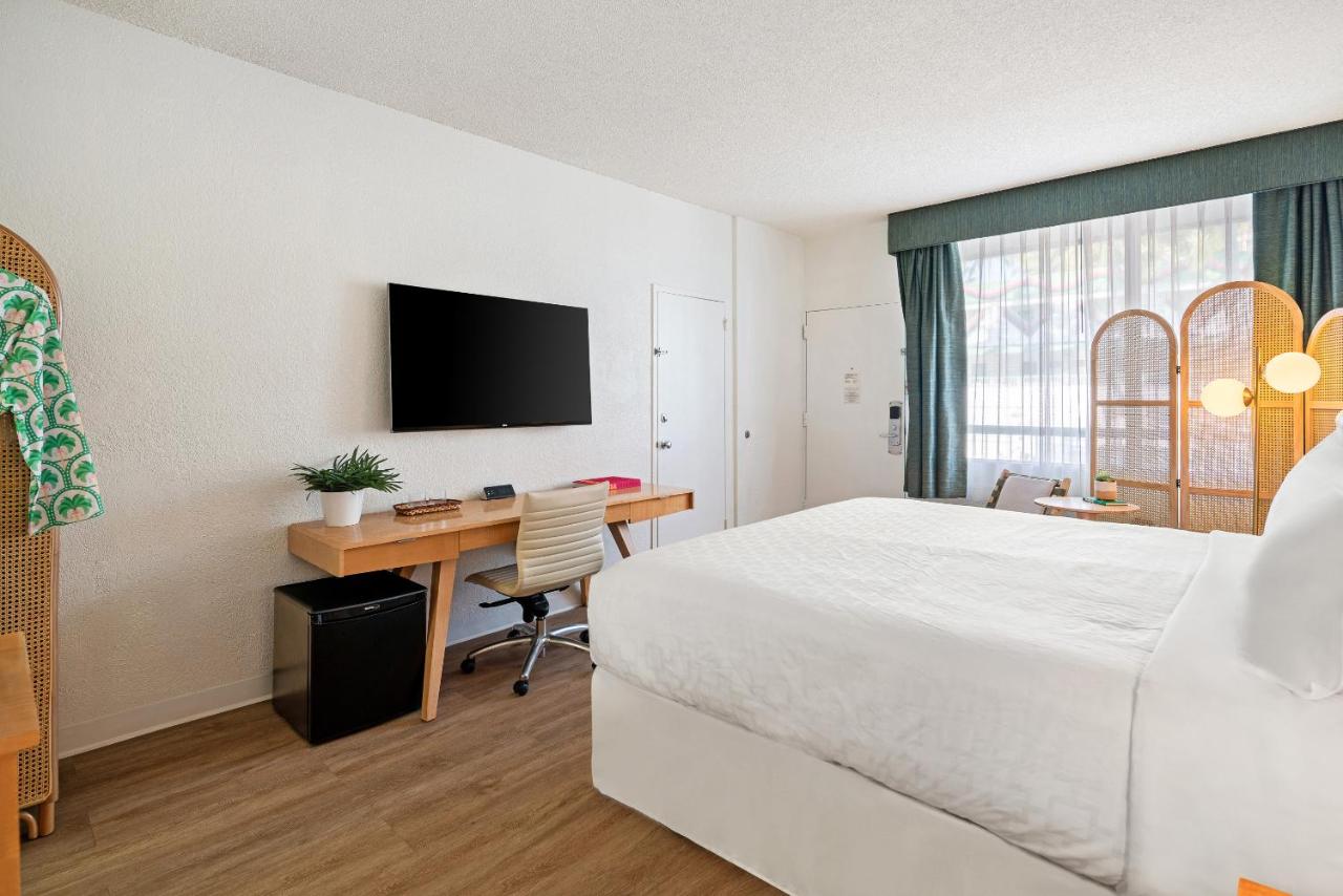 King Room with King Bed - Non-Smoking at Palm Tree Club Miami Hotel