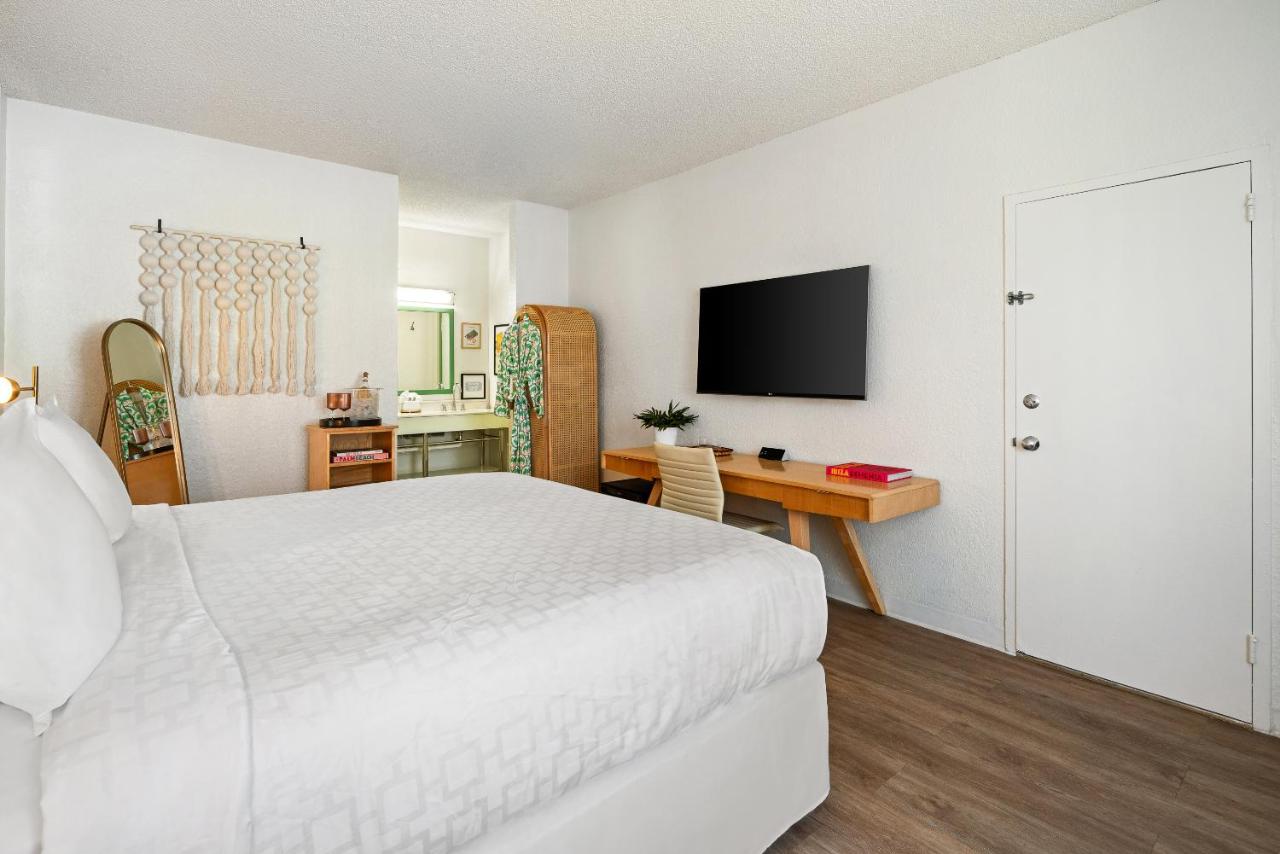 King Room with King Bed - Non-Smoking at Palm Tree Club Miami Hotel