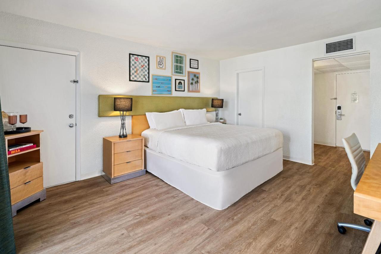King Room with King Bed and Balcony - Non-Smoking at Palm Tree Club Miami Hotel