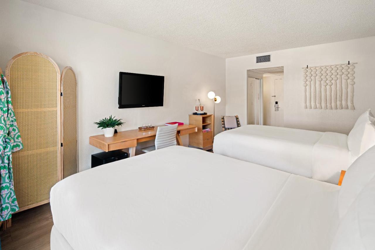 Quadruple Room with Queen Bed and Balcony - Non-Smoking at Palm Tree Club Miami Hotel