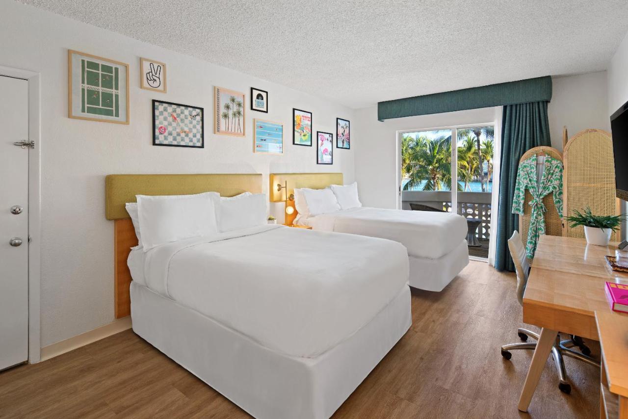 Quadruple Room with Queen Bed and Balcony - Non-Smoking at Palm Tree Club Miami Hotel