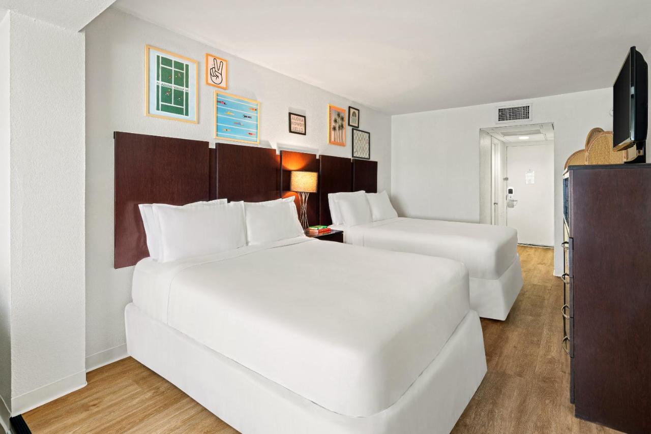 Studio with Queen Bed - Non-Smoking at Palm Tree Club Miami Hotel