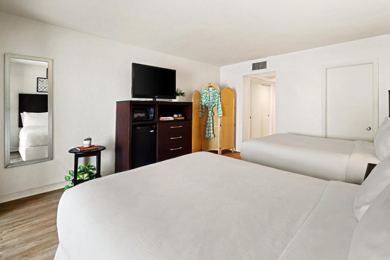 Studio with Queen Bed and Sofa Bed - Non-Smoking at Palm Tree Club Miami Hotel
